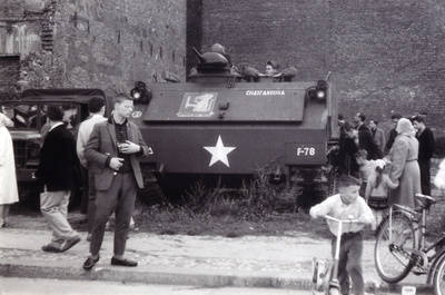 Passanten stehen um einen Panzer des US-Militärs Nähe Moritzplatz