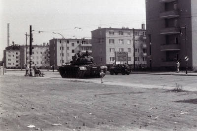 Ein Panzer und Militärfahrzeug des US-Militärs stehen vor der Sebastianstraße beim Mauerbau
