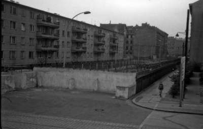 DDR Wohnbebauung an der Sebastianstraße am Grenzstreifen und einem Gehweg zur Erschließung Kreuzberger Häuser auf Ost-Berliner Terrain