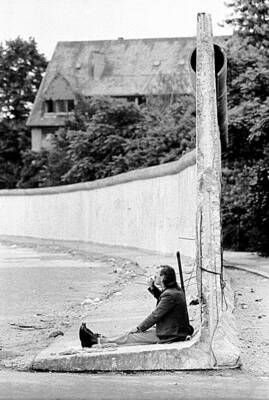 Ein Mann sitzt auf dem Fundament eines Mauerelements am Bethaniendamm