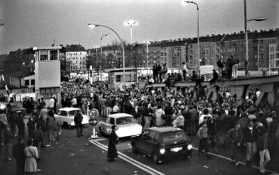 Menschenmenge am Grenzübergangsstelle Bornholmer Straße