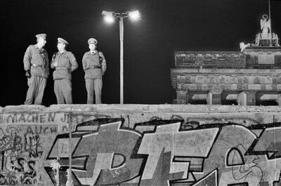 Grenzsoldaten auf der Mauer Brandenburger Tor