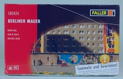 Modellbausatz Berliner Mauer der Marke Faller mit 40 Einzelteilen;