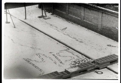 Schriftzug im Schnee auf dem Grenzstreifen in der Strelitzer Straße