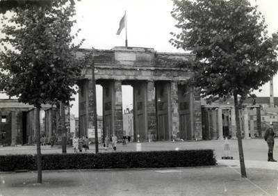 Passanten vor dem Brandenburger Tor vor dem Mauerbau 1961