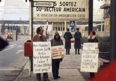 Demonstration für die Freilassung Karin Schumanns an der GÜSt Friedrichstraße
