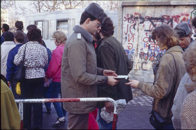 Passkontrolle bei der Einreise in die DDR am provisorischen Grenzübergang Brandenburger Tor